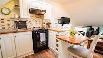 Jääkaappi, mikroaaltouuni, uuni, liesi