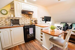 Fridge, microwave, oven, stovetop - Westend Hideaway #1 - Sleeps 4 Optional Parking (Galway)