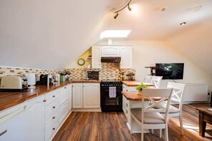 Een koelkast, een magnetron, een oven, een kookplaat