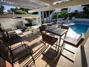 Outdoor dining - Retreat style private pool home in Mission Viejo (Mission Viejo)