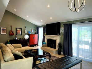 Smart TV, caminetto, videogiochi, lettore DVD