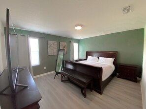 4 Schlafzimmer, Schreibtisch, Bügeleisen/Bügelbrett, Reisekinderbett