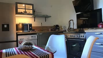 KĂŒhlschrank, Mikrowelle, Ofen, Wasserkocher mit Kaffee-/Teezubehör