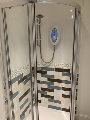 Apartment, Multiple Beds | Bathroom | Shower, hair dryer, towels