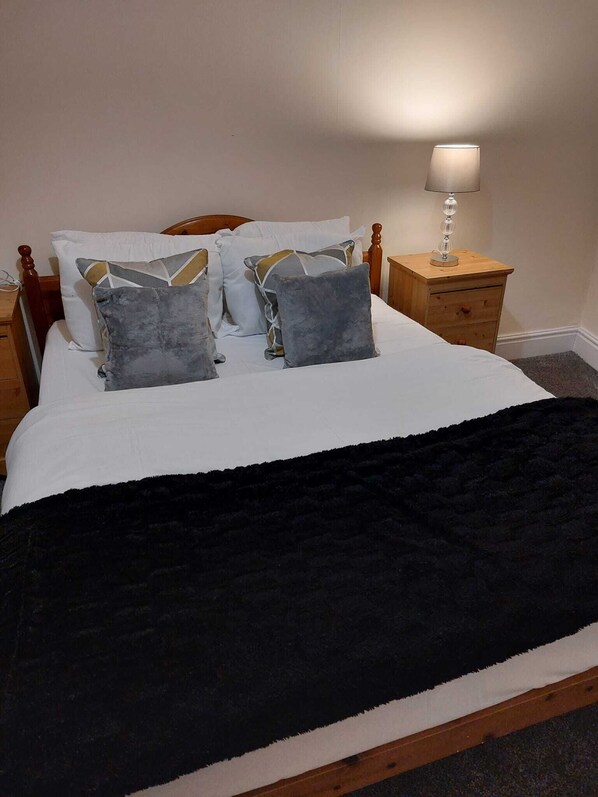 2 bedrooms, iron/ironing board, travel cot, free WiFi