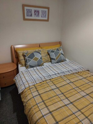 2 soverom, strykejern/-brett, reiseseng for barn og wi-fi (inkludert)