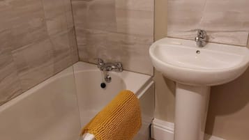 Kombination af bruser/badekar, gratis toiletartikler, hårtørrer