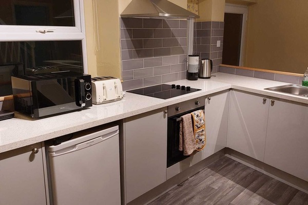 Kühlschrank, Mikrowelle, Ofen, Herdplatte