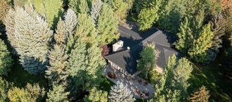 Gimlet Family Home | Close to Lift with Hot Tub!