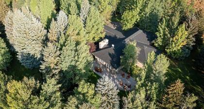 Gimlet Family Home | Close to Lift with Hot Tub!