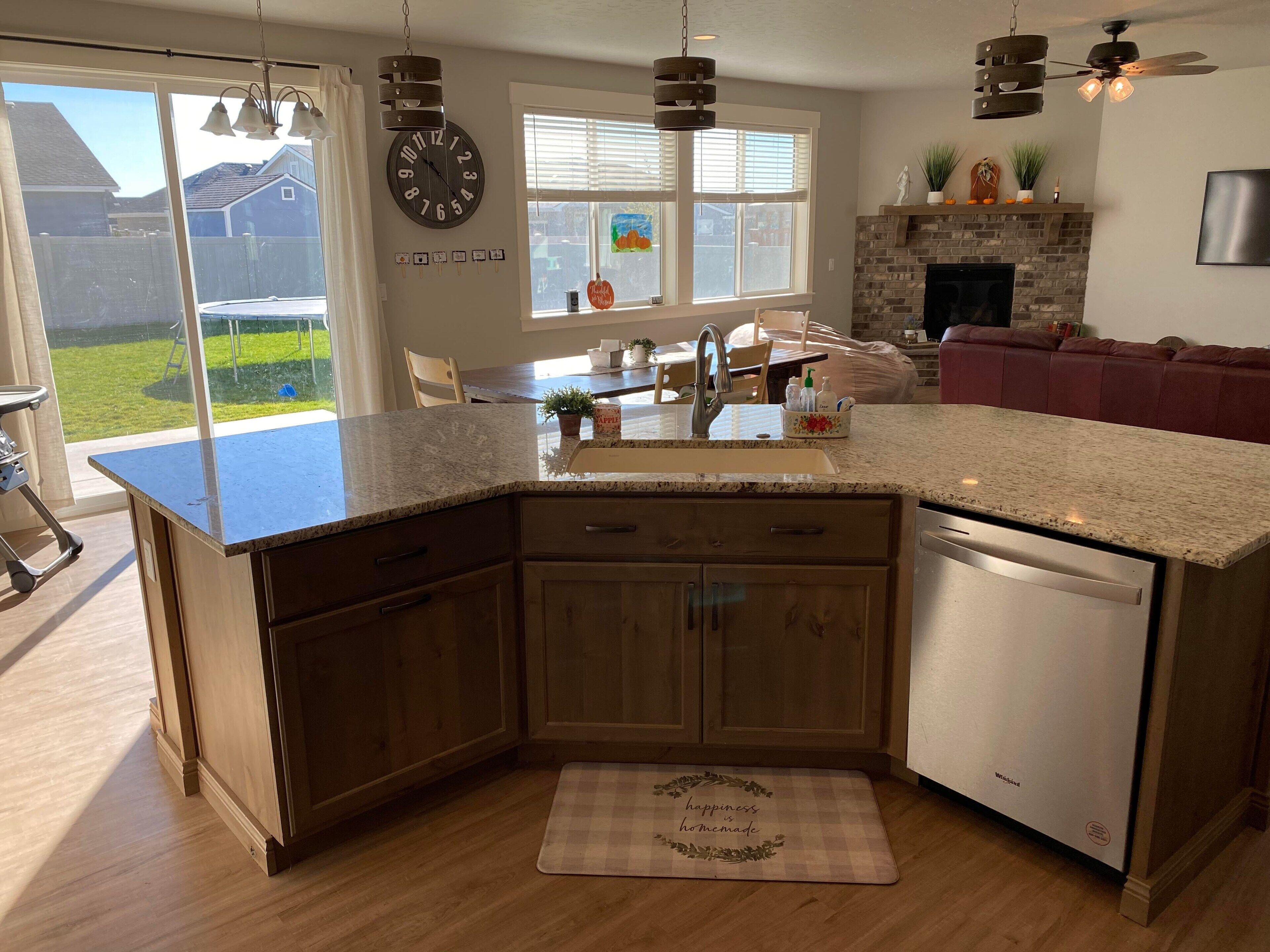 Cheerful *Family Friendly* Home with great community amenities!
