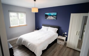 3 bedrooms, desk, iron/ironing board, free WiFi