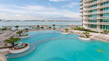 Innendørsbasseng og utendørsbasseng