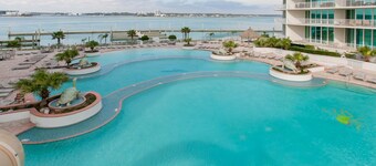 Great Views! Spacious 3B/3Ba sleeps 11, Lazy River, Mini Golf, many amenities.