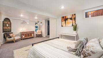 3 bedrooms, desk, iron/ironing board, travel crib