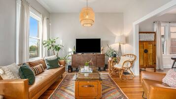 Smart TV, computer monitors