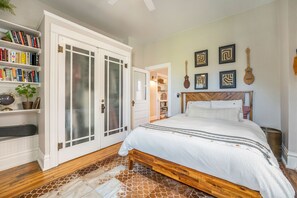 3 bedrooms, desk, iron/ironing board, travel crib - Boho-Chic Three Bedroom Bungalow in Sloan's Lake (Denver)