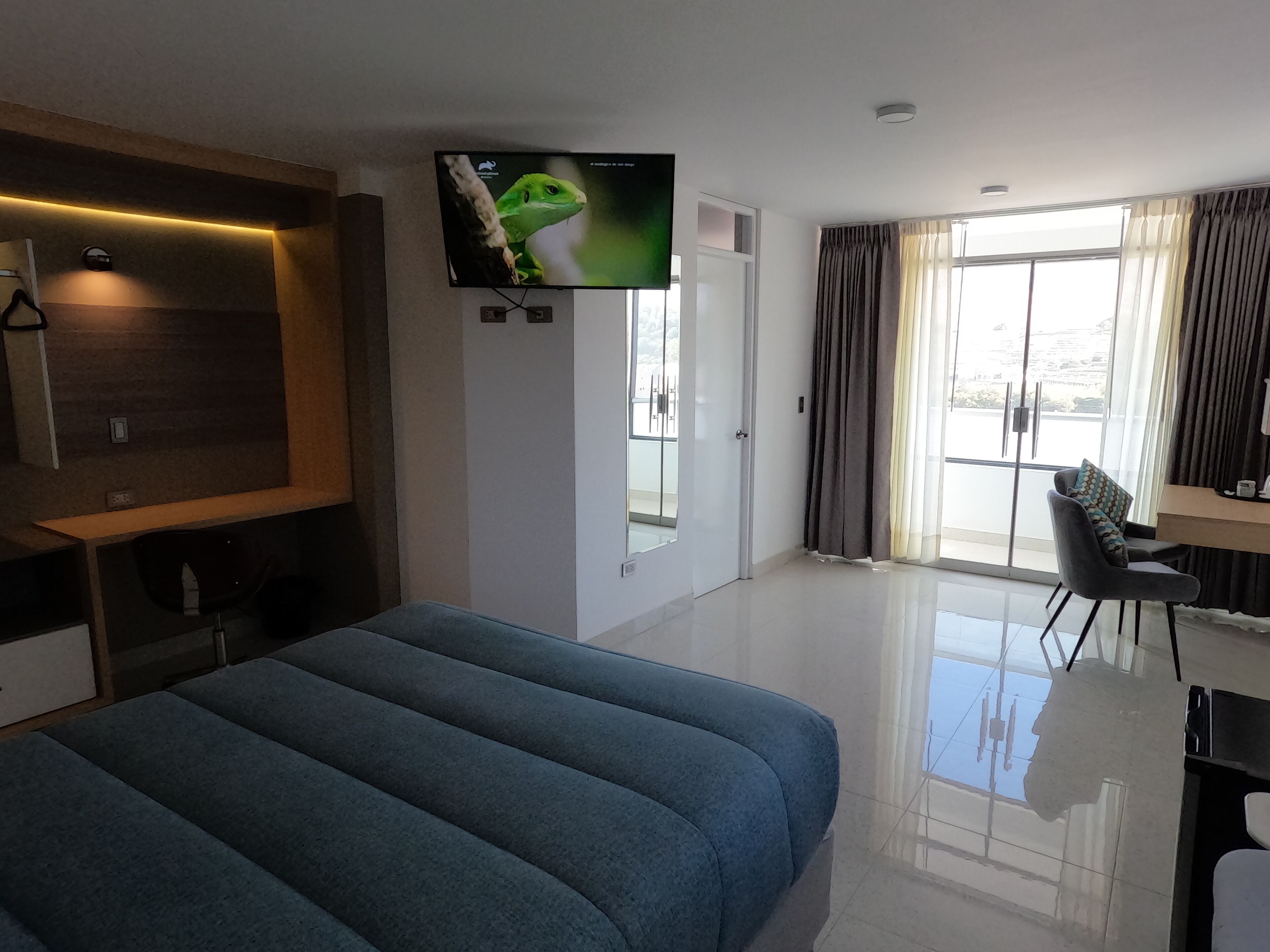 Design Studio Suite | Desk, free WiFi, bed sheets