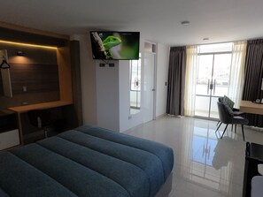 Design Studio Suite | Desk, free WiFi, bed sheets