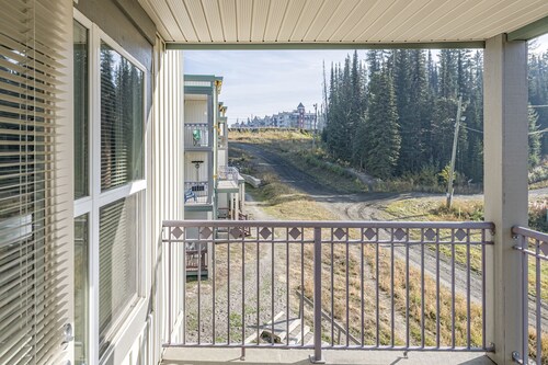 Quiet Top Floor Condo - Close to bike trails and the village. Pet-friendly too!