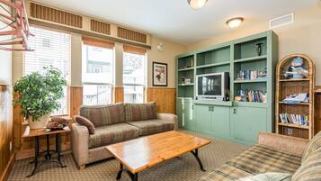 Een televisie en een open haard