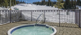 Quiet Top Floor Condo - Close to bike trails and the village. Pet-friendly too!