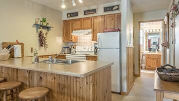 Een koelkast, een magnetron, een oven, een kookplaat