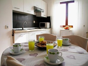 Kylskåp, mikrovågsugn, kaffe- och tebryggare och brödrost