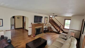 Smart TV, chimenea y futbolito