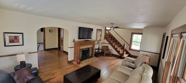 Een smart-tv, een open haard en tafelvoetbal