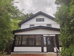 En toetages bygning med et gavlroof, store vinduer, og tallet '6804' stående over indgangen.