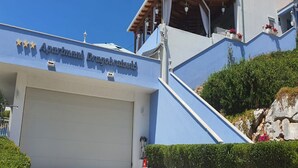 Ein Gebäude mit einem Schild, auf dem "Apartman Dragobratovic" steht.