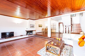 TV - Villa with pool access & BBQ, Albufeira (Albufeira)