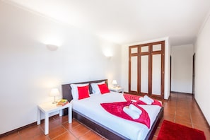 3 bedrooms, iron/ironing board, free WiFi, bed sheets
