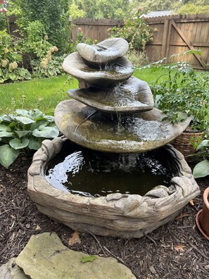 Property grounds - Hot tub, fire pit, great outdoor space, by Coler bike trails, Bentonville Square (Bentonville)