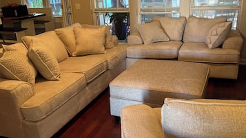 Smart TV, reproductor de DVD, libros, videoteca