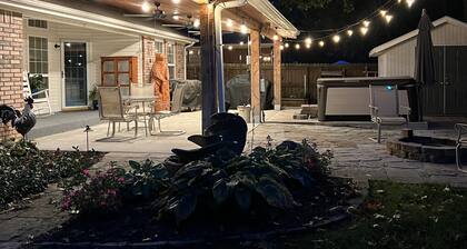 Hot tub, fire pit, great outdoor space, by Coler bike trails, Bentonville Square