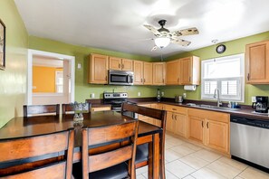 Fridge, microwave, oven, stovetop - Cozy & Clean Norfolk Cottage- Fenced Yard for Dogs (Norfolk)