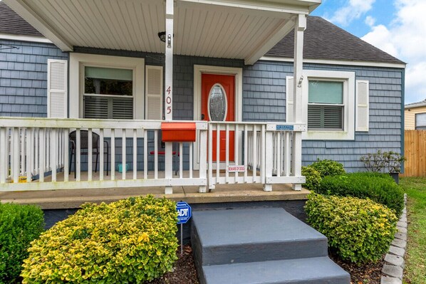 Exterior detail - Cozy & Clean Norfolk Cottage- Fenced Yard for Dogs (Norfolk)