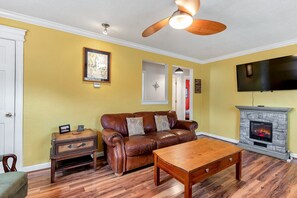 Smart TV, fireplace - Cozy & Clean Norfolk Cottage- Fenced Yard for Dogs (Norfolk)