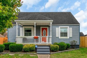 Exterior detail - Cozy & Clean Norfolk Cottage- Fenced Yard for Dogs (Norfolk)