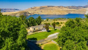 Una casa con vista a un lago y montañas.
