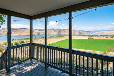 Private accommodations with breath taking views of Lake Roosevelt