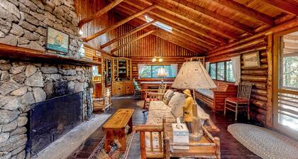 Stunning log cabin with fireplace & nature views - near shopping & dining