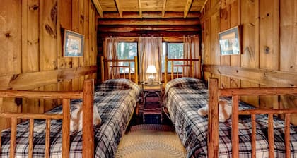Stunning log cabin with fireplace & nature views - near shopping & dining