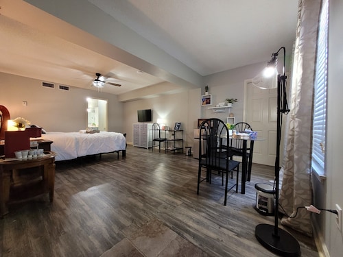 CFFam Airbnb (heart of Tupelo)-10 min from everything!