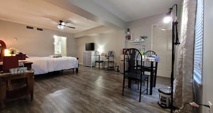 CFFam Airbnb (heart of Tupelo)-10 min from everything!