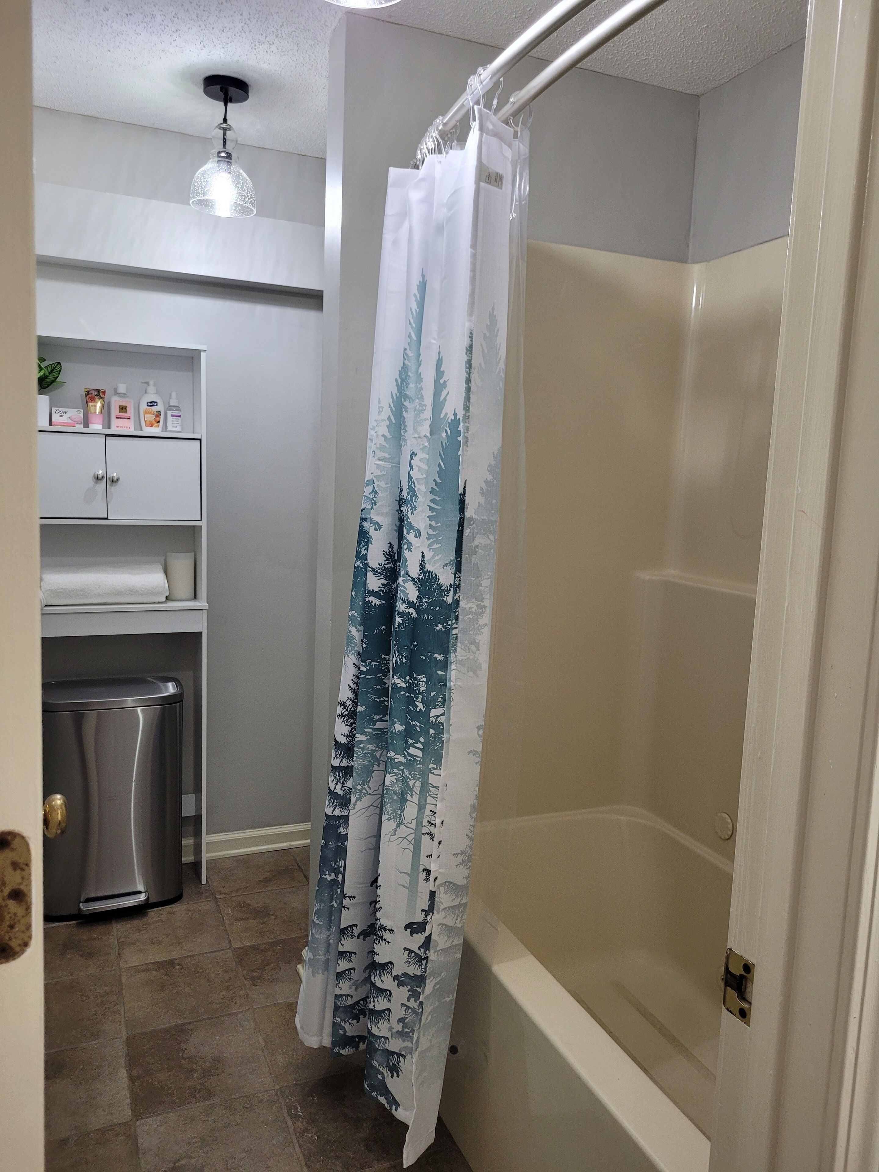 Tina, secadora de cabello, toallas, jabón 