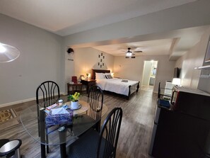 1 chambre, bureau, fer et planche à repasser, Wi-Fi gratuit