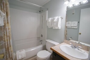 Ein Badezimmer mit Badewanne, Toilette und Waschbecken.